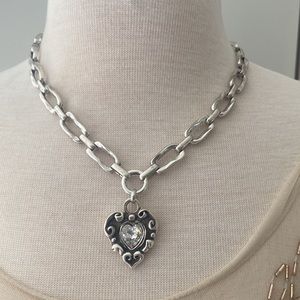 NWOT heart shaped necklace with center stone.